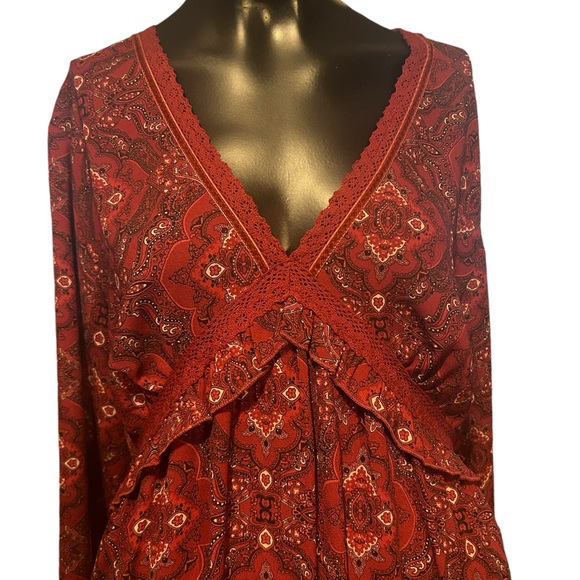 Maurice’s red and paisley print long sleeve dress. Tie back and ruffles top - Picture 3 of 9